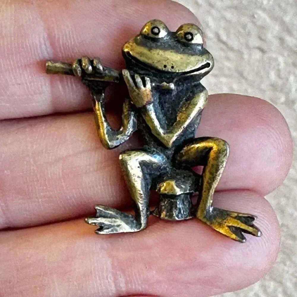Jonette Jewelry musician frog pin